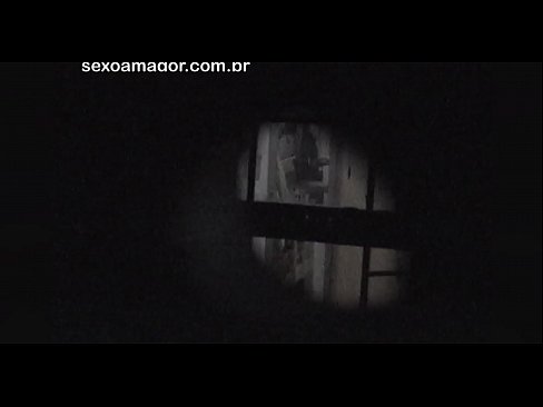 ❤️ Blondi saa salaa videokuvaa naapuruston tirkistelijältä piilossa onttojen tiilien takana ❤️❌ Just porn at us ❤